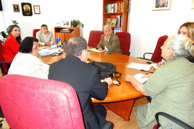 GLAVNI TUŽITELJ SE SASTAO SA PREDSTAVNICIMA UDRUGE ŽRTAVA IZ SREBRENICE.UDRUGA ŽRTAVA PODRŽALA PROCESUIRANJE PREDMETA I SURADNJU SA TUŽILAŠTVOM ZA RATNE ZLOČINE SRBIJE.