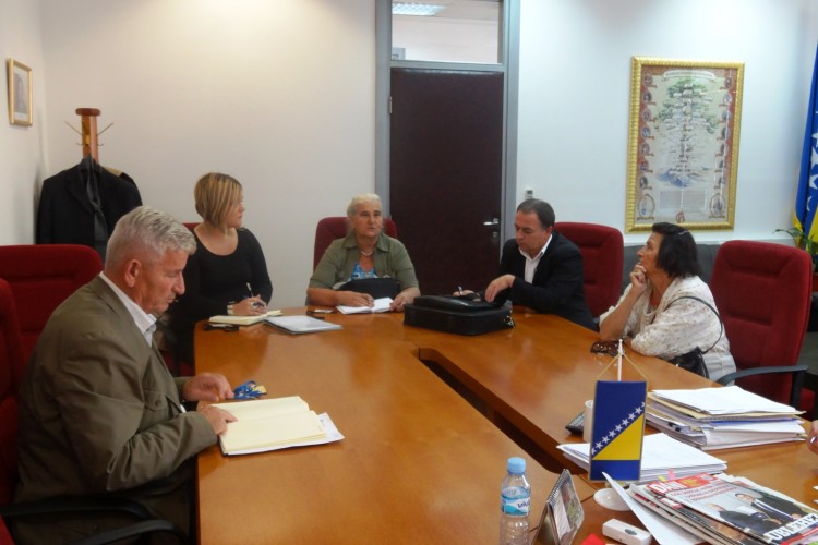 GLAVNI TUŽITELJ SE SASTAO SA PREDSTAVNICIMA UDRUGE ŽRTAVA IZ SREBRENICE.UDRUGA ŽRTAVA PODRŽALA PROCESUIRANJE PREDMETA I SURADNJU SA TUŽILAŠTVOM ZA RATNE ZLOČINE SRBIJE.