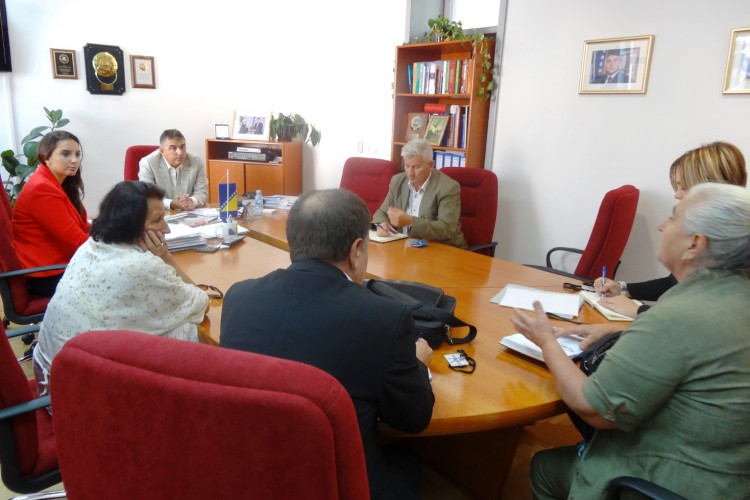 GLAVNI TUŽITELJ SE SASTAO SA PREDSTAVNICIMA UDRUGE ŽRTAVA IZ SREBRENICE.UDRUGA ŽRTAVA PODRŽALA PROCESUIRANJE PREDMETA I SURADNJU SA TUŽILAŠTVOM ZA RATNE ZLOČINE SRBIJE.