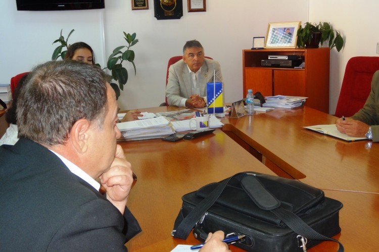 GLAVNI TUŽITELJ SE SASTAO SA PREDSTAVNICIMA UDRUGE ŽRTAVA IZ SREBRENICE.UDRUGA ŽRTAVA PODRŽALA PROCESUIRANJE PREDMETA I SURADNJU SA TUŽILAŠTVOM ZA RATNE ZLOČINE SRBIJE.