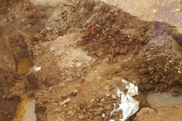 NASTAVLJENI SU RADOVI NA EKSHUMACIJI NA LOKALITETU TOMAŠICA U OKOLINI PRIJEDORA. UTVRĐUJU SE PRECIZNE DIMENZIJE MASOVNE GROBNICE, NAKON ČEGA ĆE POČETI ISKOPAVANJE POJEDINAČNIH POSMRTNIH OSTATAKA