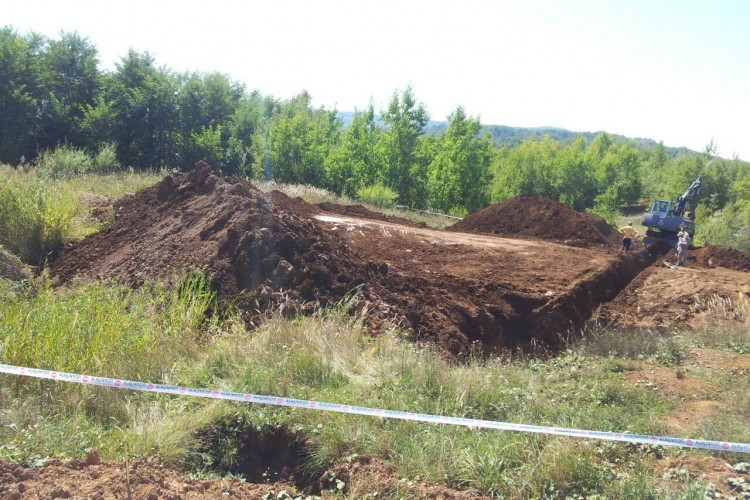 EXHUMATION AT THE LOCATION OF TOMAŠICA, NEAR PRIJEDOR CONTINUES. PRECISE DIMENSION OF THE MASS GRAVE SITE IS BEING DETERMINED PRIOR TO EXHUMATION OF INDIVIDUAL MORTAL REMAINS  