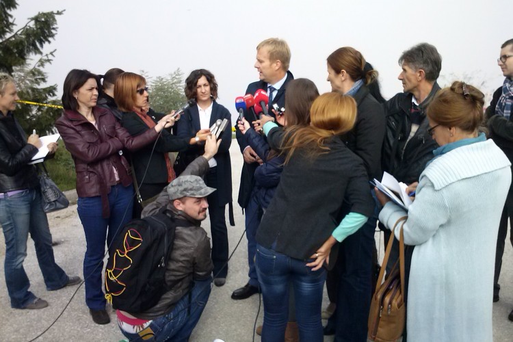 DELEGATION OF AMBASSADORS IN BIH VISITED THE EXHUMATION SITES AT LANDFILL IN BUĆA POTOK AND TOMAŠICA 