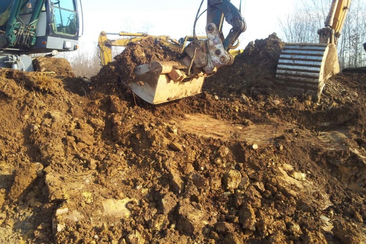 EXCAVATIONS WITHIN THE EXHUMATION PROCESS CARRIED OUT AT THE LOCATIONS OF TOMAŠICA AND BUĆA POTOK. ONE MICRO-LOCATION SITUATED NEAR THE MAIN MASS GRAVE SITE IS BEING PROBED AT TOMAŠICA 