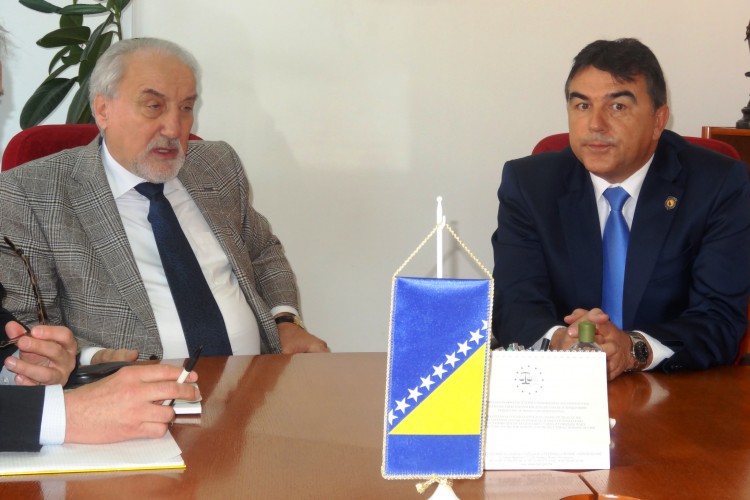 ЗАЈЕДНИЧКА САРАДЊА У ПРОЦЕСУИРАЊУ РАТНИХ ЗЛОЧИНА И КОНКРЕТНЕ АКТИВНОСТИ НА ПРЕДМЕТИМА СУ БИЛЕ ЦЕНТРАЛНЕ ТЕМЕ БИЛАТЕРАЛНОГ САСТАНКА ГЛАВНИХ ТУЖИЛАЦА САЛИХОВИЋА И ВУКЧЕВИЋА