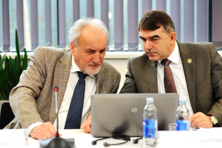 TUŽILAŠTVO BiH POZDRAVLJA USPJEŠNU AKCIJU KOLEGA IZ SRBIJE U LIŠAVANJU SLOBODE 7 LICA OSUMNJIČENIH ZA RATNE ZLOČINE U SREBRENICI. OVA AKCIJA DIREKTNI JE REZULTAT DOBRE SARADNJE I RAZMJENE INFORMACIJA IZMEĐU DVA TUŽILAŠTVA