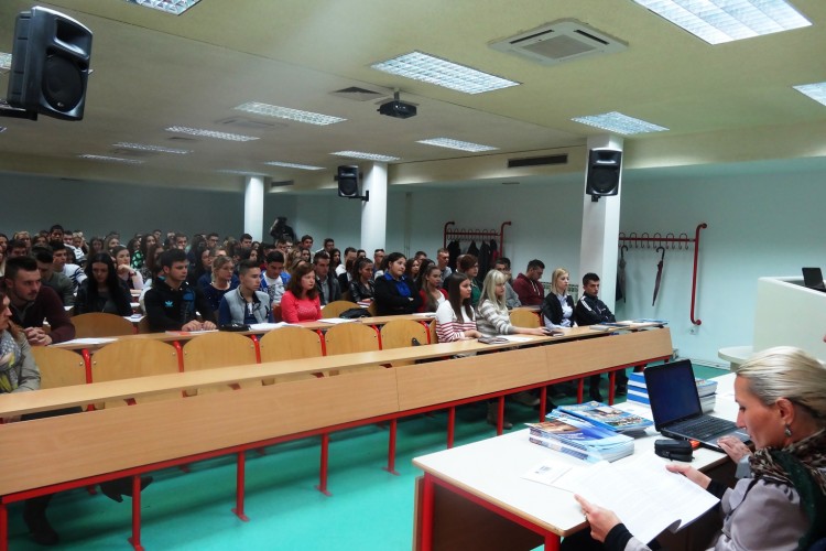 У ТУЗЛИ ОДРЖАН ОКРУГЛИ СТО О ПРИБЛИЖАВАЊУ РАДА ТУЖИЛАШТВА БиХ И СУДА БиХ ЛОКАЛНИМ ЗАЈЕДНИЦАМА