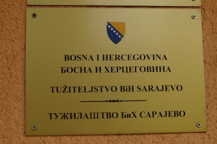 ĆURGUZ SAŠA (1972) IZRUČEN IZ SRBIJE PRAVOSUĐU BiH.OSUMNJIČEN DA JE LIČNO SUDJELOVAO U STRIJELJANJU VEĆEG BROJA ŽRTAVA BOŠNJAČKE NACIONALNOSTI SA PODRUČJA BIHAĆA.