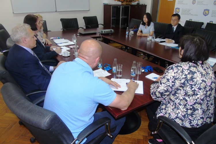 V.D. GLAVNOG TUŽIOCA GORDANA TADIĆ SE SASTALA SA PREDSTAVNICIMA AMBASADE NR KINE U BiH; CENTRALNE TEME SASTANKA SU SE ODNOSILE NA SARADNJU U PROCESUIRANJU PREDMETA KOJI SE ODNOSE NA KINESKE DRŽAVLJANE
