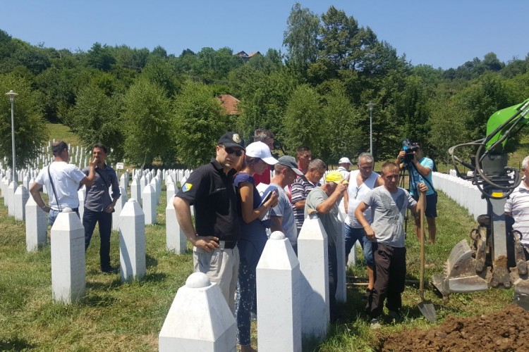 RE-EXHUMATION AND ASSOCIATION OF THE FOUND MORTAL REMAINS ONGOING IN POTOČARI MEMORIAL CENTRE, AS ORDERED BY THE BIH PROSECUTOR’S OFFICE