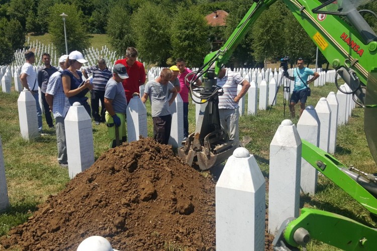 RE-EXHUMATION AND ASSOCIATION OF THE FOUND MORTAL REMAINS ONGOING IN POTOČARI MEMORIAL CENTRE, AS ORDERED BY THE BIH PROSECUTOR’S OFFICE