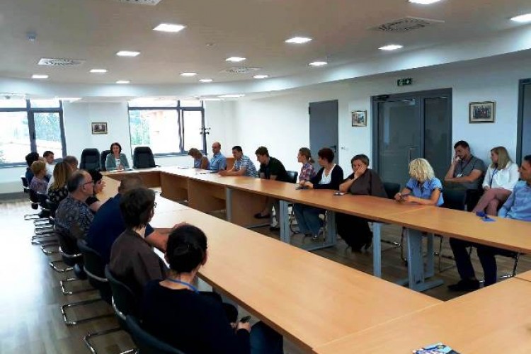 ПОВОДОМ СМРТИ ТУЖИОЦА ТУЖИЛАШТВА БиХ, МИЛОРАДА БАРАШИНА, КОЛЕКТИВ ТУЖИЛАШТВА БОСНЕ И ХЕРЦЕГОВИНЕ И В.Д. ГЛАВНОГ ТУЖИОЦА УПУЋУЈУ ПОРОДИЦИ БАРАШИН ИЗРАЗЕ САУЧЕШЋА И ПОШТОВАЊА