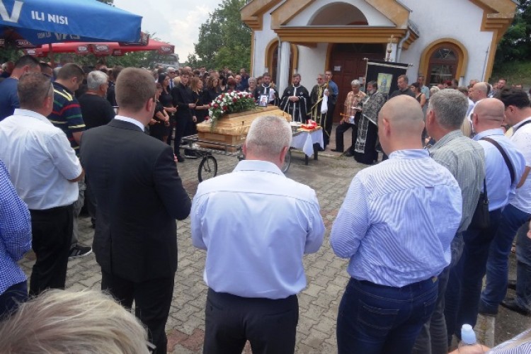 НАКОН КОМЕМОРАЦИЈЕ У БАЊОЈ ЛУЦИ, У РОДНОМ СРПЦУ САХРАЊЕН ТУЖИЛАЦ ТУЖИЛАШТВА БиХ МИЛОРАД БАРАШИН