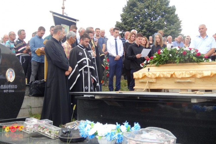 НАКОН КОМЕМОРАЦИЈЕ У БАЊОЈ ЛУЦИ, У РОДНОМ СРПЦУ САХРАЊЕН ТУЖИЛАЦ ТУЖИЛАШТВА БиХ МИЛОРАД БАРАШИН