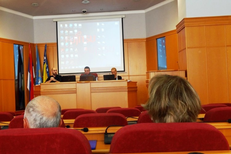 У ТРЕБИЊУ ОДРЖАН ОКРУГЛИ СТОЛ О ПРИБЛИЖАВАЊУ ПРАВОСУДНИХ ИНСТИТУЦИЈА БиХ ЛОКАЛНОЈ ЗАЈЕДНИЦИ
