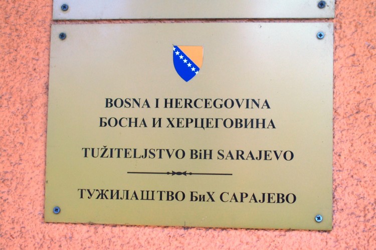 ОСУМЊИЧЕНИ ЗА ПРАЊЕ НОВЦА У ИЗНОСУ ВЕЋЕМ ОД 700.000 КМ ПРЕДАТ ТУЖИОЦУ ПОСЕБНОГ ОДЈЕЛА ЗА ОРГАНИЗОВАНИ КРИМИНАЛ, ПРИВРЕДНИ КРИМИНАЛ И КОРУПЦИЈУ