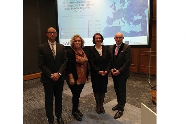 ГЛАВНА ТУЖИТЕЉКА ТУЖИЛАШТВА БиХ, ГОРДАНА ТАДИЋ, СА СВОЈИМ САРАДНИЦИМА УЧЕСТВУЈЕ НА 20. МЕЂУНАРОДНОМ ФОРУМУ ЗА ТУЖИОЦЕ О БОРБИ ПРОТИВ ПРЕКОГРАНИЧНОГ ОРГАНИЗОВАНОГ КРИМИНАЛА У ДРЕЗДЕНУ