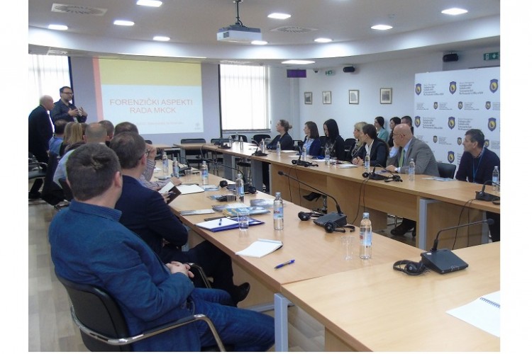 ЗВАНИЧНИЦИ МКЦК-а И УДРУЖЕЊА СПЕЦИЈАЛИСТА СУДСКЕ МЕДИЦИНЕ У ТУЖИЛАШТВУ БиХ ПРЕЗЕНТОВАЛИ СМЈЕРНИЦЕ ЗА ЕКСХУМИРАЊЕ, ПРЕГЛЕД И ПОХРАЊИВАЊЕ НЕИДЕНТИФИКОВАНИХ ЉУДСКИХ ОСТАТАКА