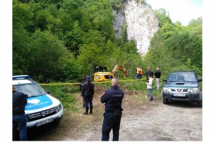 EXHUMATION PROCESS COMMENCED IN KALINOVIK AREA, MORTAL REMAINS OF AT LEAST THREE PERSONS FOUND
